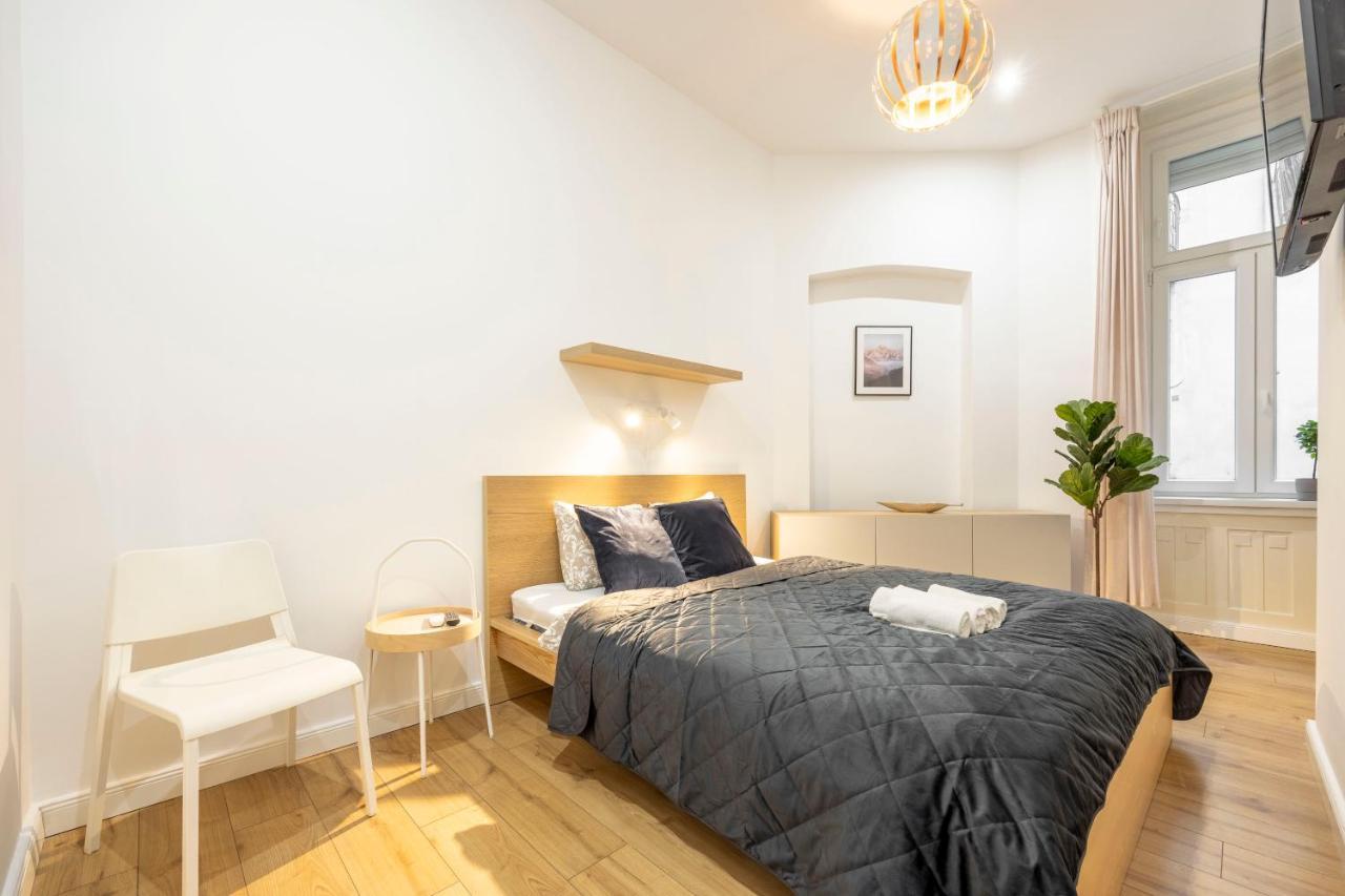 Central Grand Apartment With 5Bedrm 2Bathroom ブダペスト エクステリア 写真